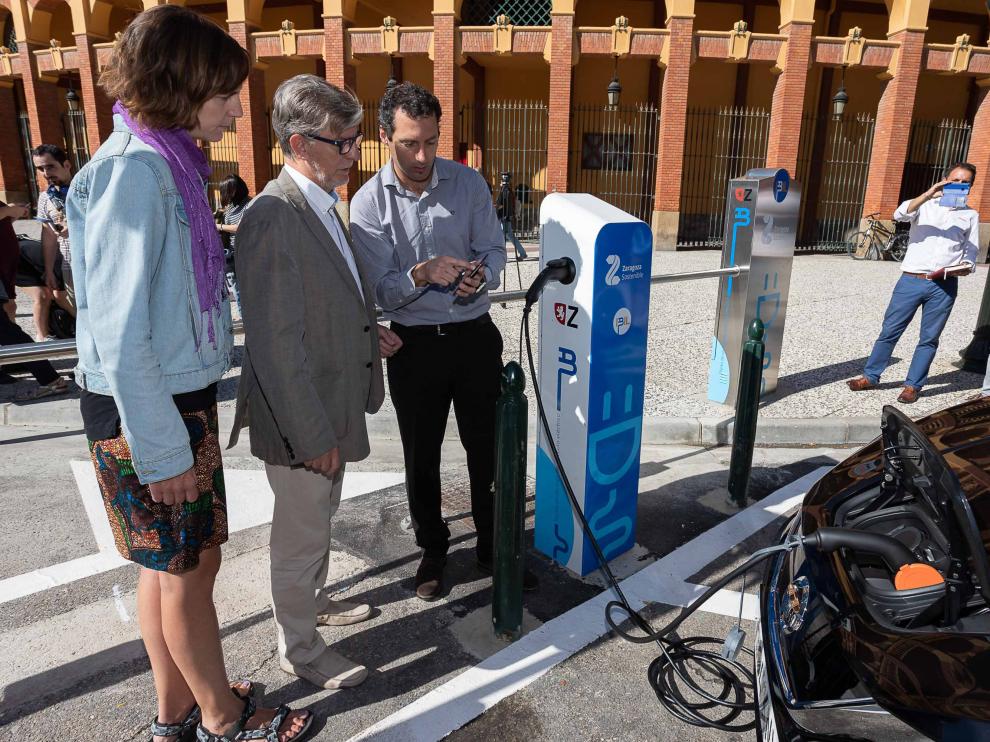 El alcalde de Zaragoza, Pedro Santisteve, y Teresa Artigas, en el punto de recarga de la calle Pignatelli.