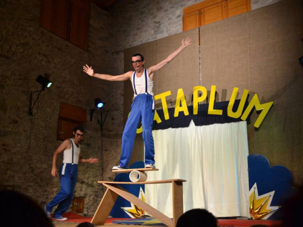 El circo La Raspa, con su espectáculo 'Cataplum', en La Casa de los Títeres de Abizanda (Huesca).