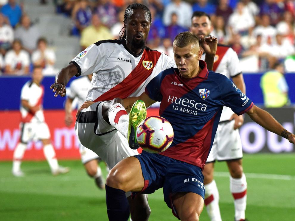 El delantero italiano de la SD Huesca Samuele Longo disputando un balón con Abdouyale Ba.