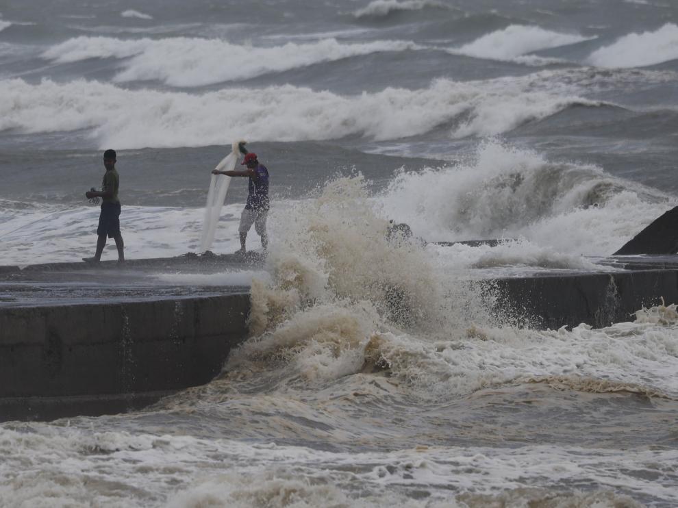 El tifón está dejando olas de hasta seis metros en la costa.