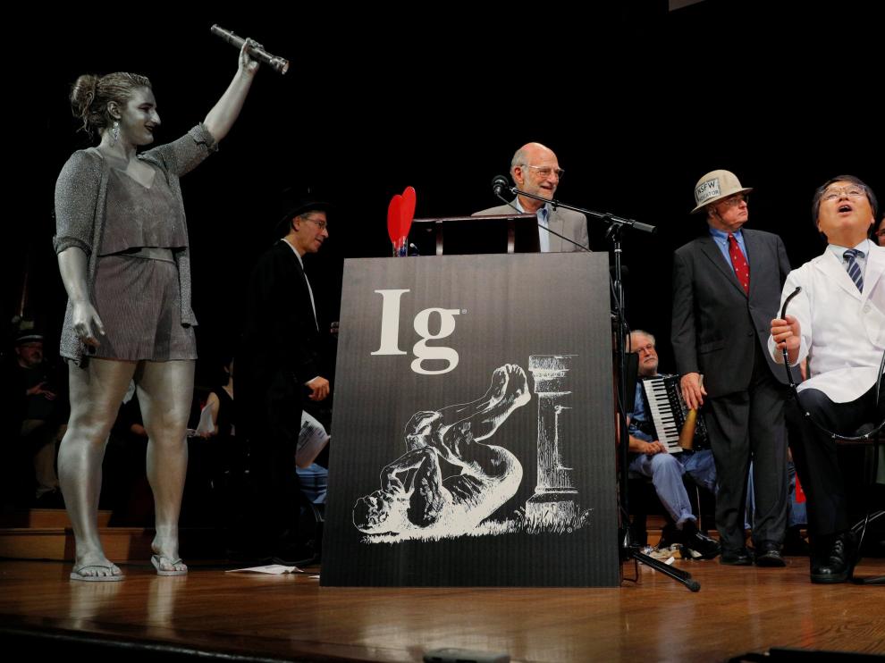 El ganador absoluto fue Akira Horiuchi, de Japón, por un informe médico sobre su autocolonoscopia en posición sentada. En la imagen, a la derecha en la ceremonia de entrega de los Ig Nobel celebrada en Boston.
