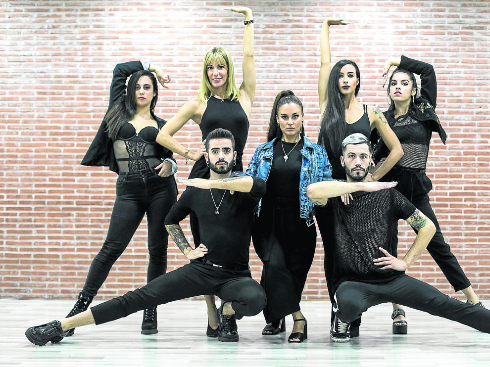 De pie, de izquierda a derecha, Claudia Conte, Myrian Colás, Inés Mostalac y Julia Romero. Agachados, Óscar Navarro, Sara Colás y Jorgito Sanz, haciendo poses de vogue.