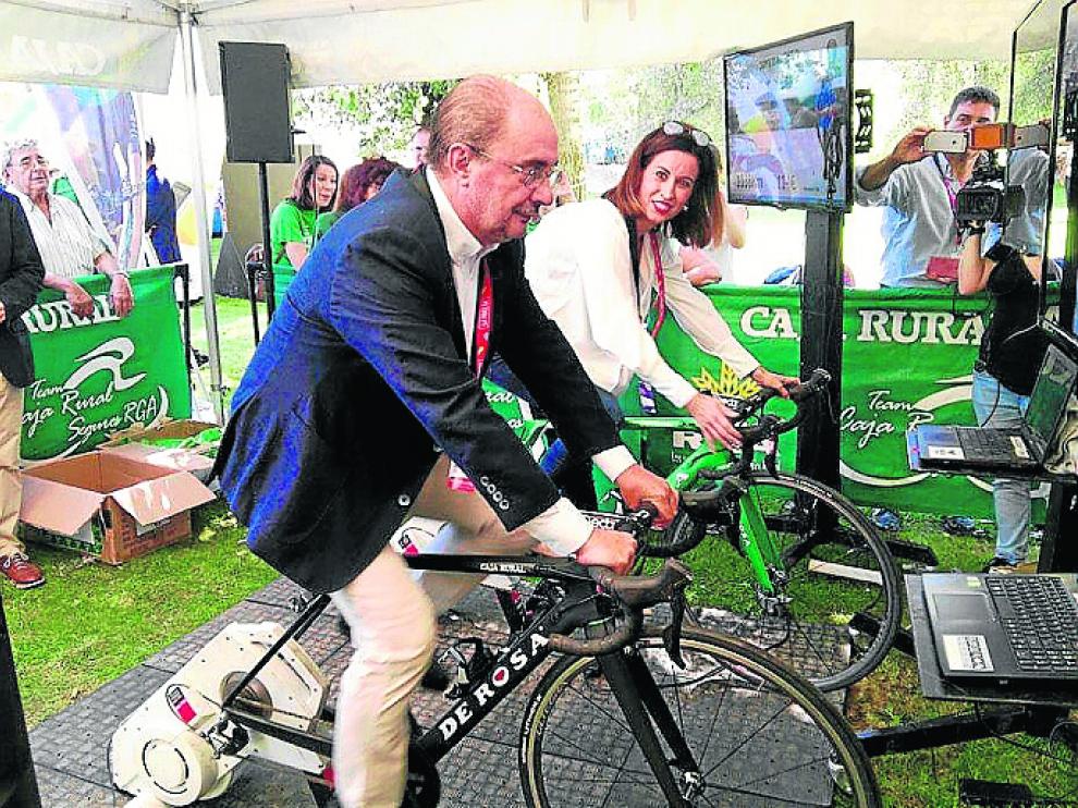 Lambán y Ladrero pedaleando por una causa solidaria.