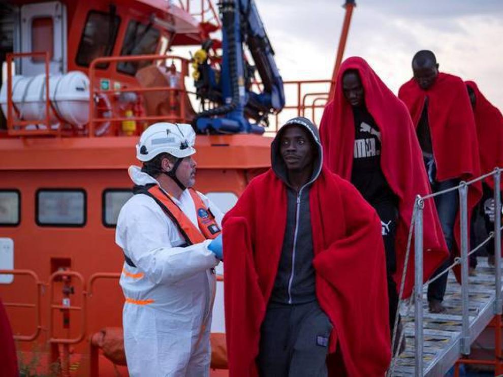 Llegada al puerto de Motril de los 38 supervivientes de una patera evacuada en abril hasta el Aeropuerto de Almería, tras el naufragio de otra de ellas, en la que perdieron la vida once personas.