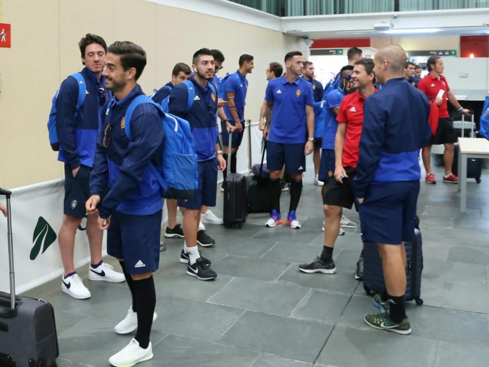 La expedición del Real Zaragoza, en la mañana de este sábado en la Estación Delicias al partir hacia Almería, vía Málaga, en el AVE.