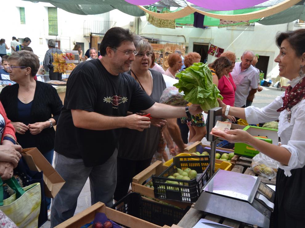 Numerosas personas han recorrido este sábado el mercado.