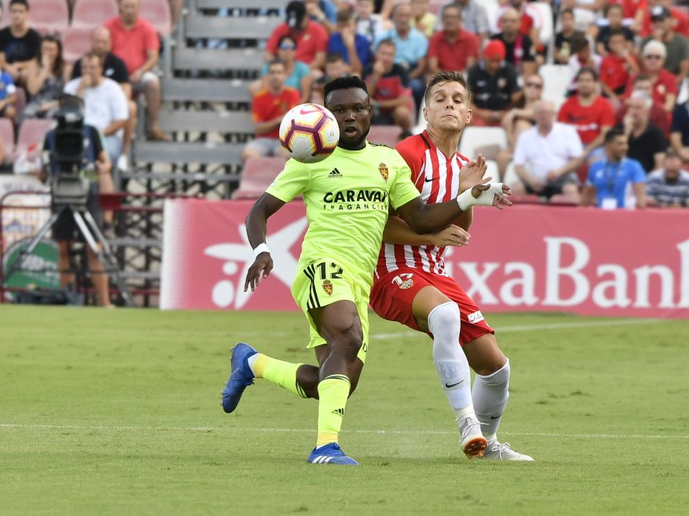 Igbekeme pugna por un balón durante el Almería-Real Zaragoza del domingo.
