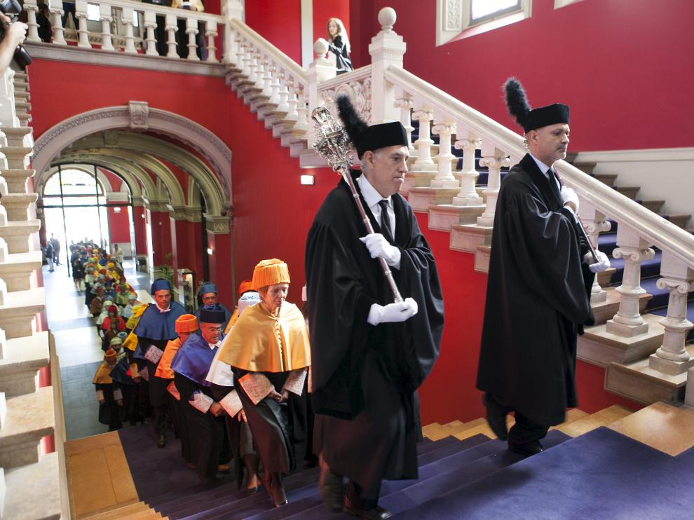La comitiva académica y de autoridades volverá a ascender la escalinata del Paraninfo.