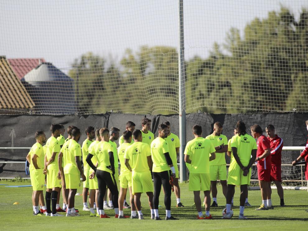 Futbolistas y cuerpo técnico de la SD Huesca, reunidos durante el entrenamiento de hoy.