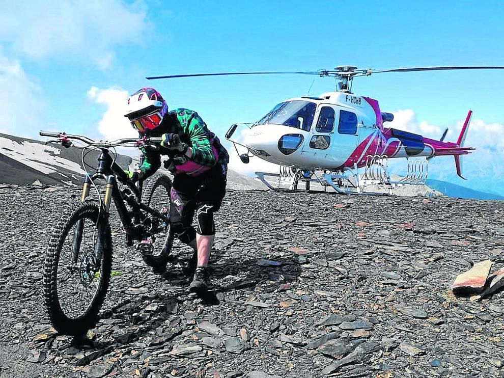 El helicóptero deja en altura a un ciclista en la sierra Negra, en Benasque.