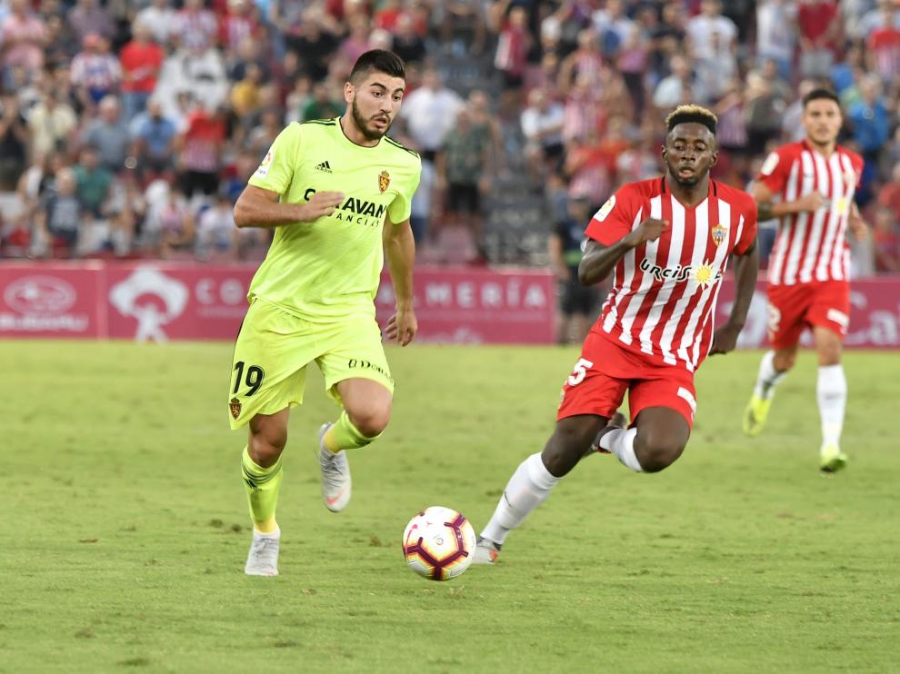 Papunashvili conduce una pelota ante la oposición de Eteki, centrocampista del Almería.