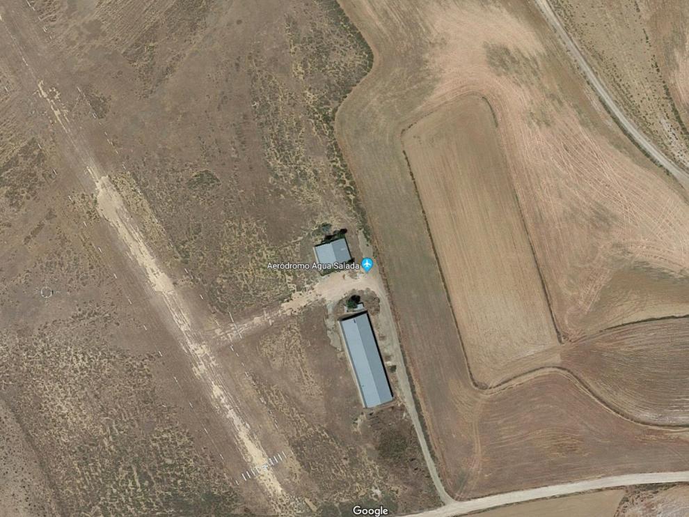 Según las primeras indagaciones, el piloto ha tratado de hacer un giro a baja altura y ha rozado el suelo con el extremo de un ala, lo que ha hecho que el aparato cayera.