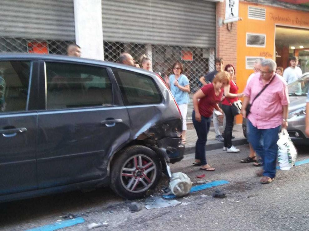 El coche golpeó a dos vehículos que estaban aparcados en la calle.