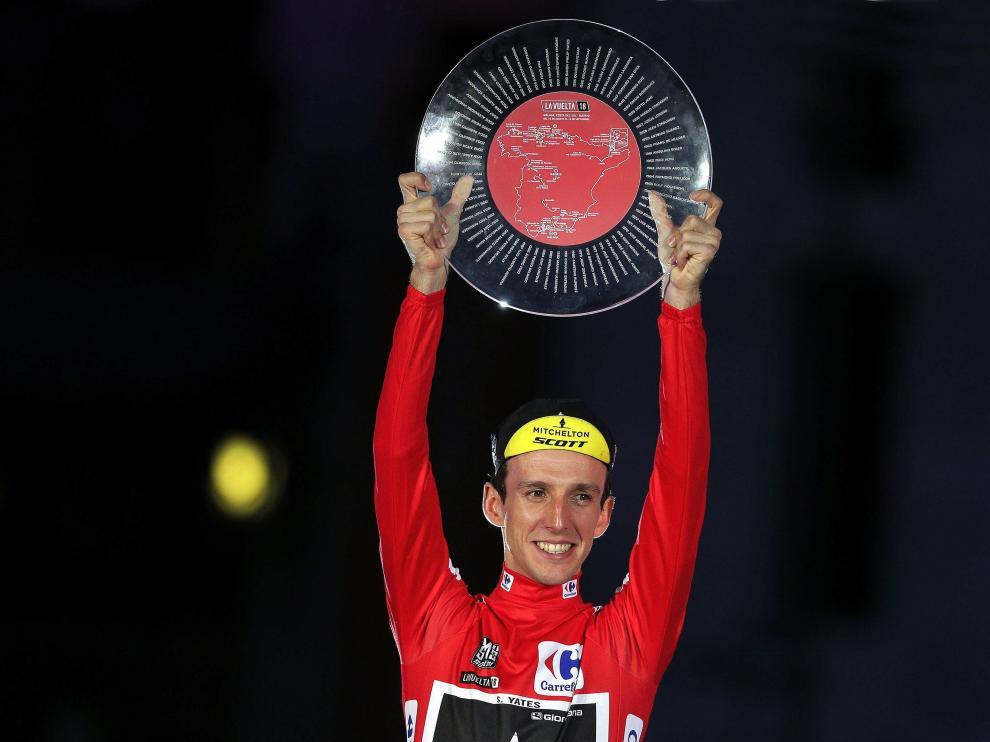 Simon Yates celebra su triunfo en la Vuelta.