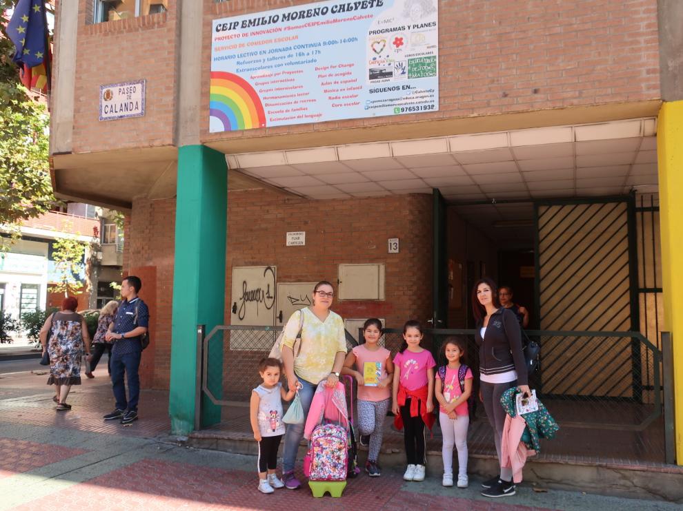 Dos madres y sus hijas, en la puerta del colegio Emilio Moreno Calvete, que está pendiente de las obras para un comedor.
