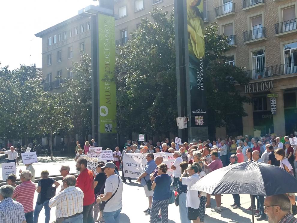 Concentración de pensionistas en la plaza del Pilar.