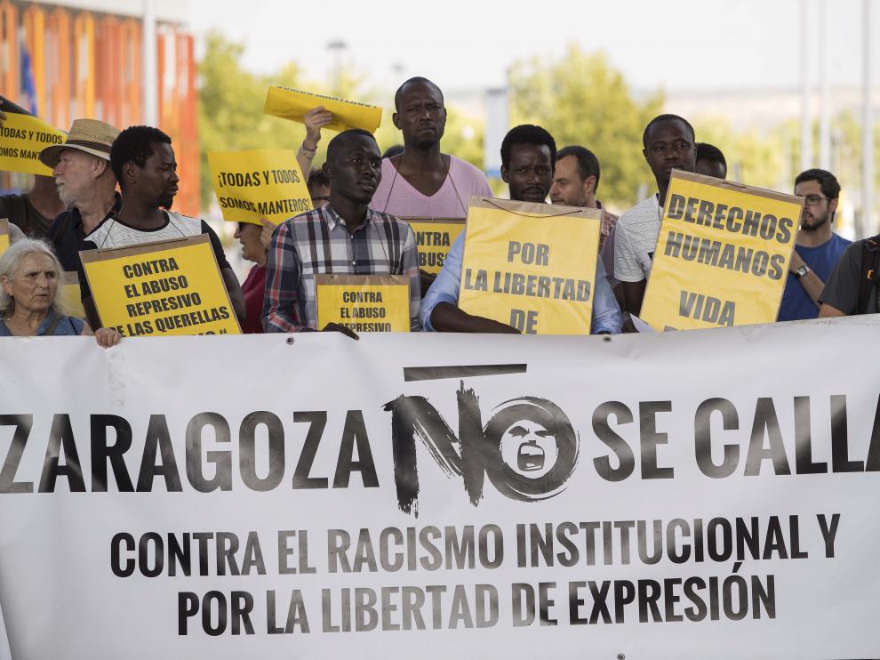 Concentración de apoyo a manteros senegaleses, ayer, en la Ciudad de la Justicia de Zaragoza.