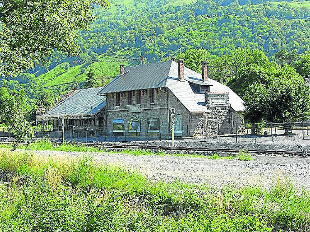 Los dos edificios contiguos que acogía la estación de Bedous.