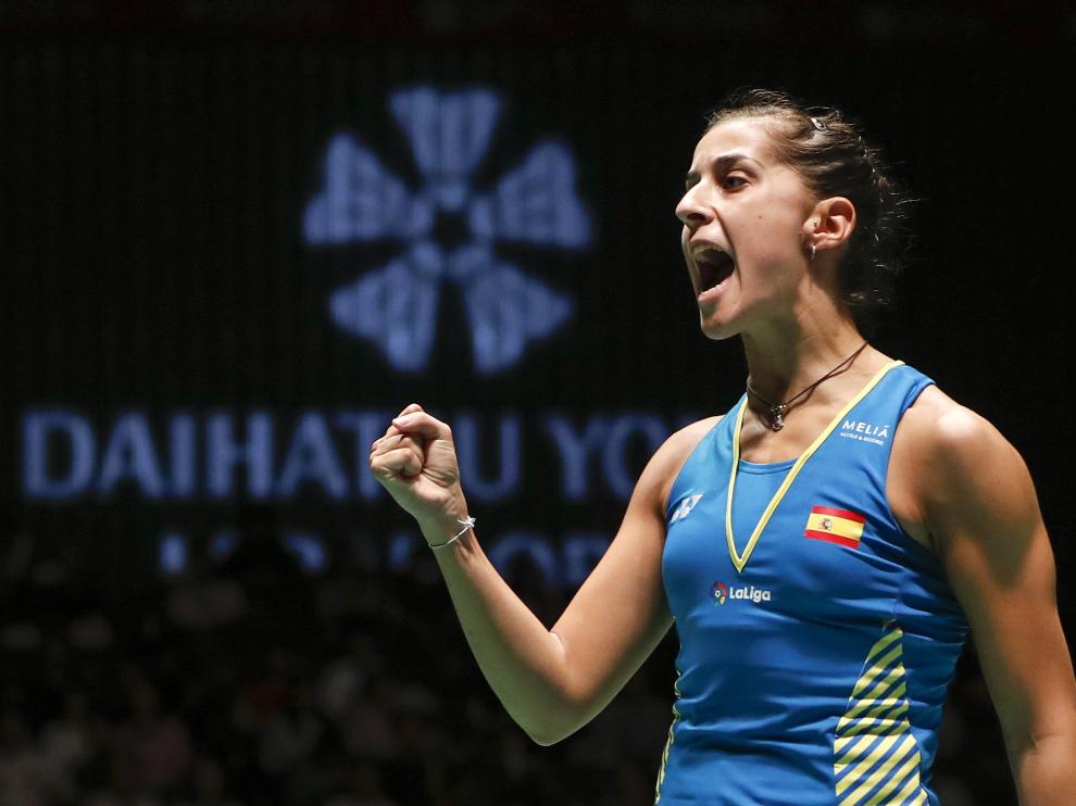 Carolina Marín celebra un punto con su gesto victorioso habitual.