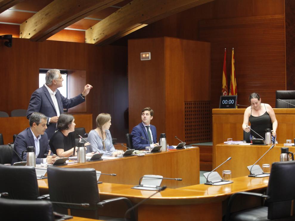 Antonio Suárez, de pie, recrimina a Marta de Santos que le prohíba hablar, este lunes, en la comisión del ICA.