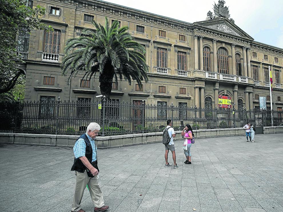Los balcones de la antigua Capitanía ya están pintados de blanco para señalar dónde se va a actuar.