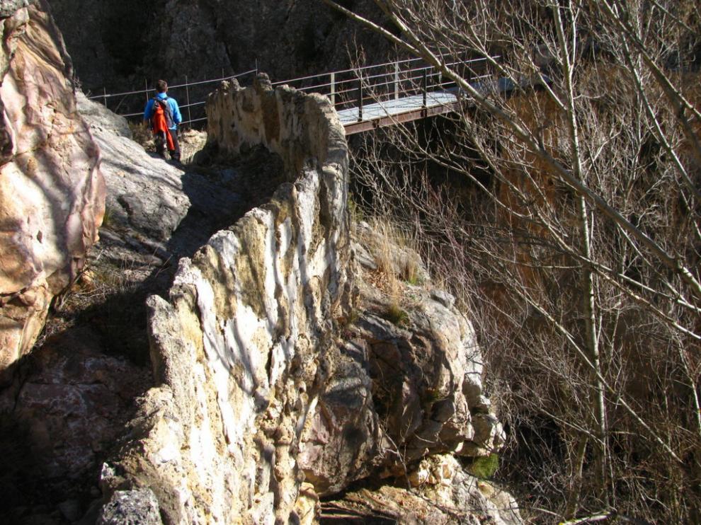 Un caminante recorre la ruta de los Alcamines, entre Alfambra y Galve.