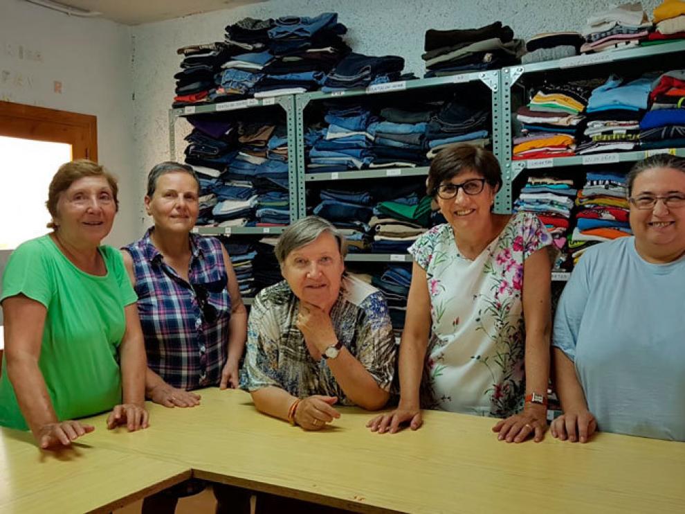 Las voluntarias del ropero de Pina han vuelto al trabajo.