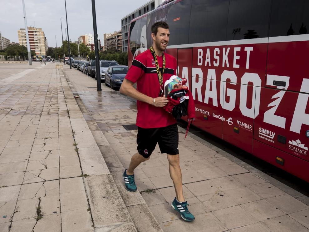Fran Vázquez, junto al autobús del Tecnyconta Zaragoza.