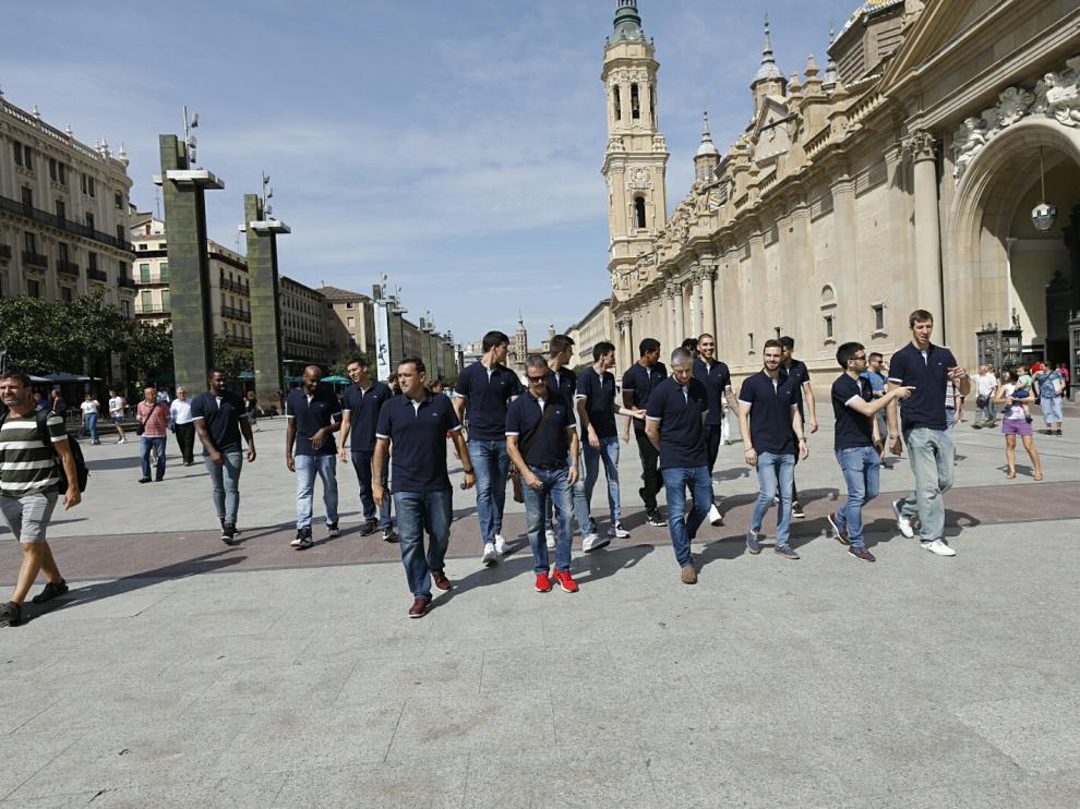 Ofrenda a la Virgen del Pilar y visita al Ayuntamiento de Zaragoza