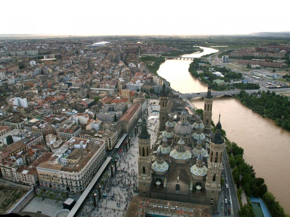 Vista aérea de la Basílica del Pilar, sus alrededores y el río Ebro a su paso