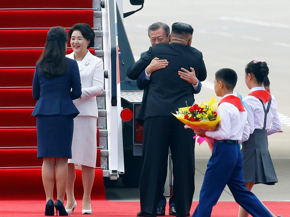 Los líderes de las dos coreas se funden en un histórico abrazo