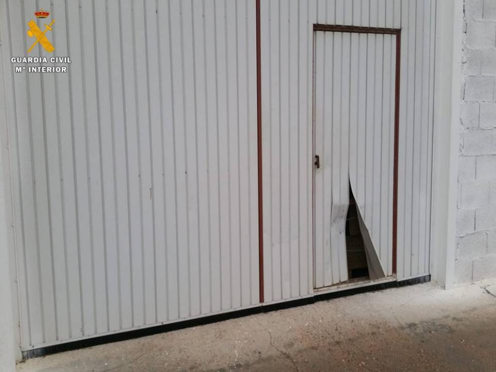 Daños en la puerta de acceso a la nave.