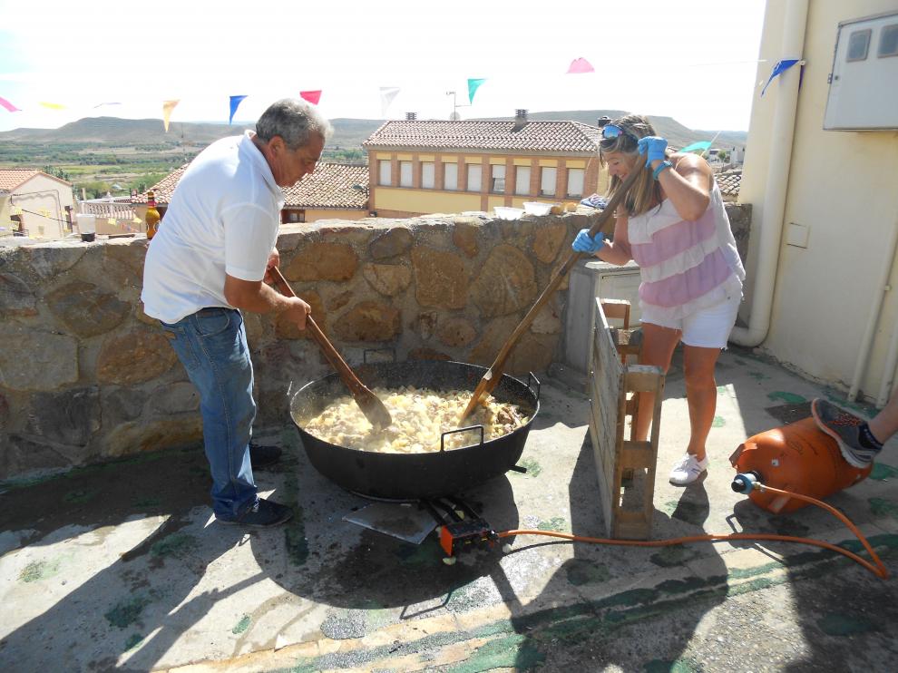 Los vecinos voluntarios se han encargado de preparar el rancho popular.