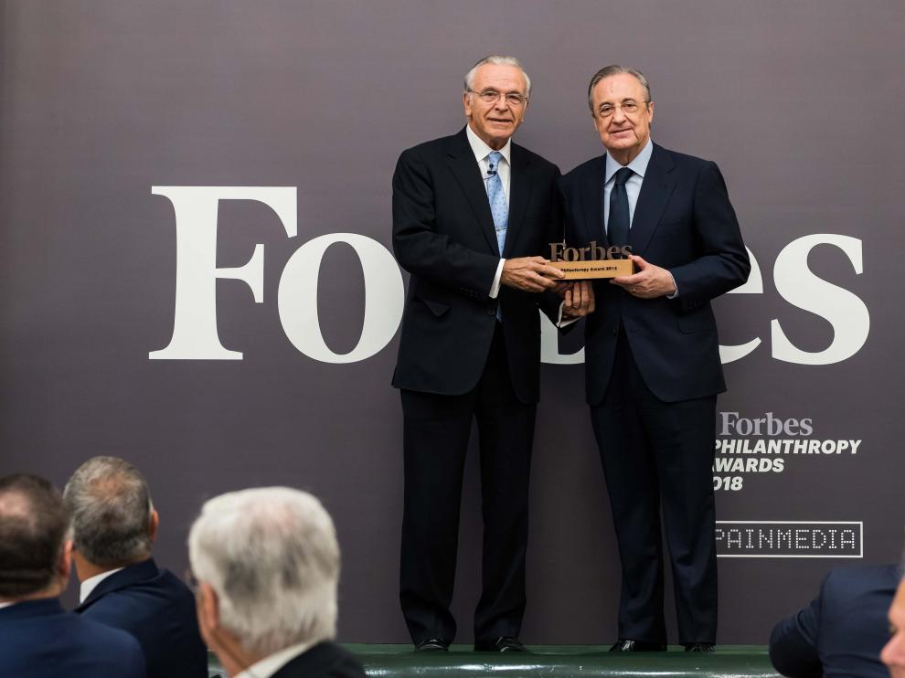 El presidente de Fundación 'la Caixa', Isidro Fainé, ha recibido el galardón de manos del presidente de ACS, Florentino Pérez.
