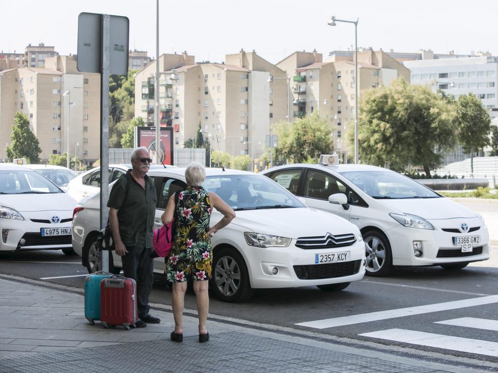 Pasajeros a punto de subir a un taxi en la estación Delicias de Zaragoza.
