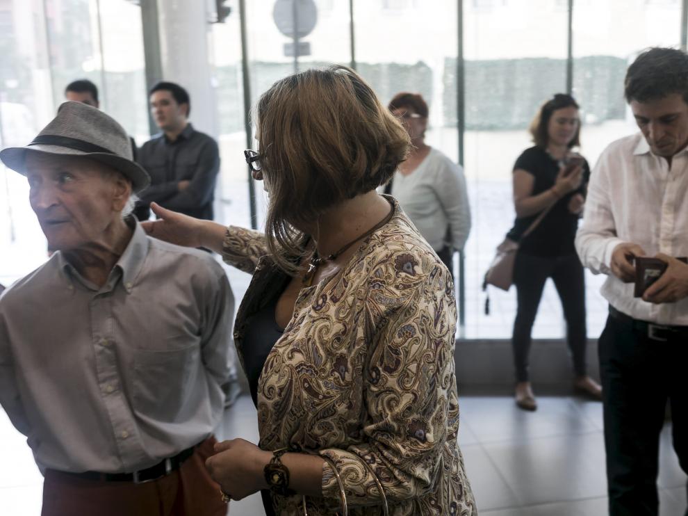 La mujer acusada de estafa, junto al anciano al que lleva cuidando desde hace 16 años.