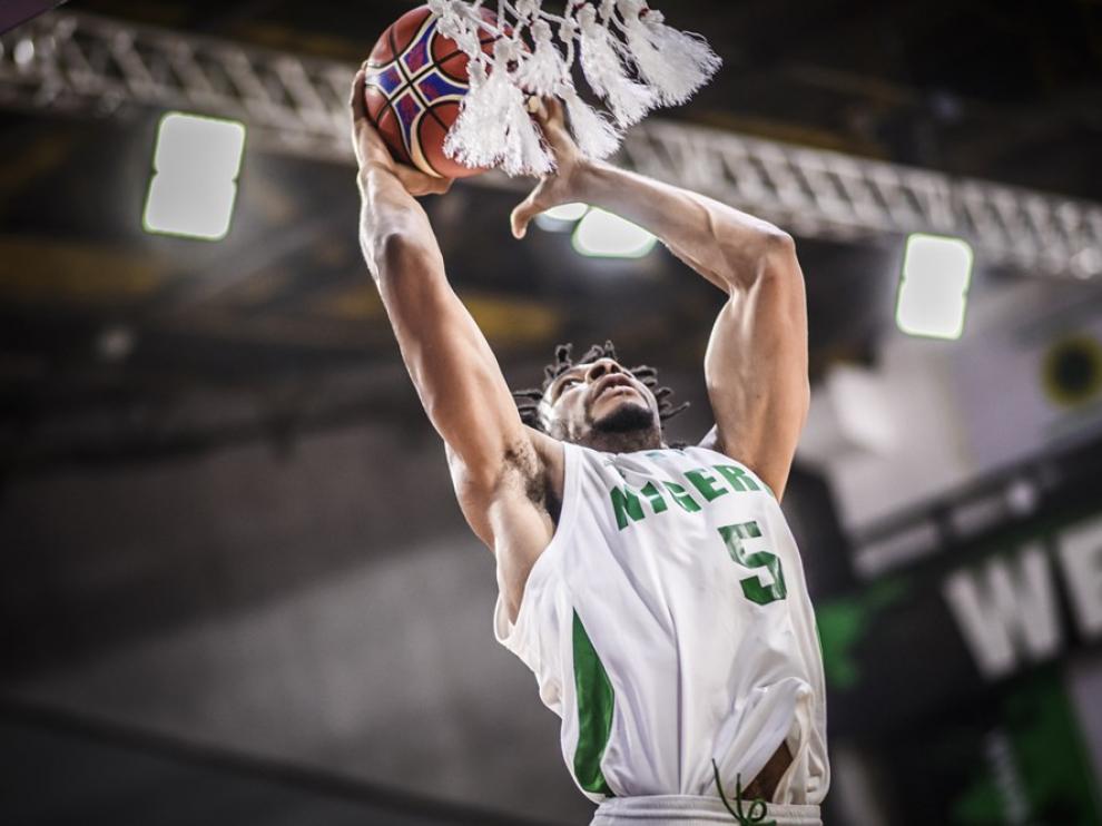 Stan Okoye justo antes meter el balón en la canasta mediante un mate poderoso.