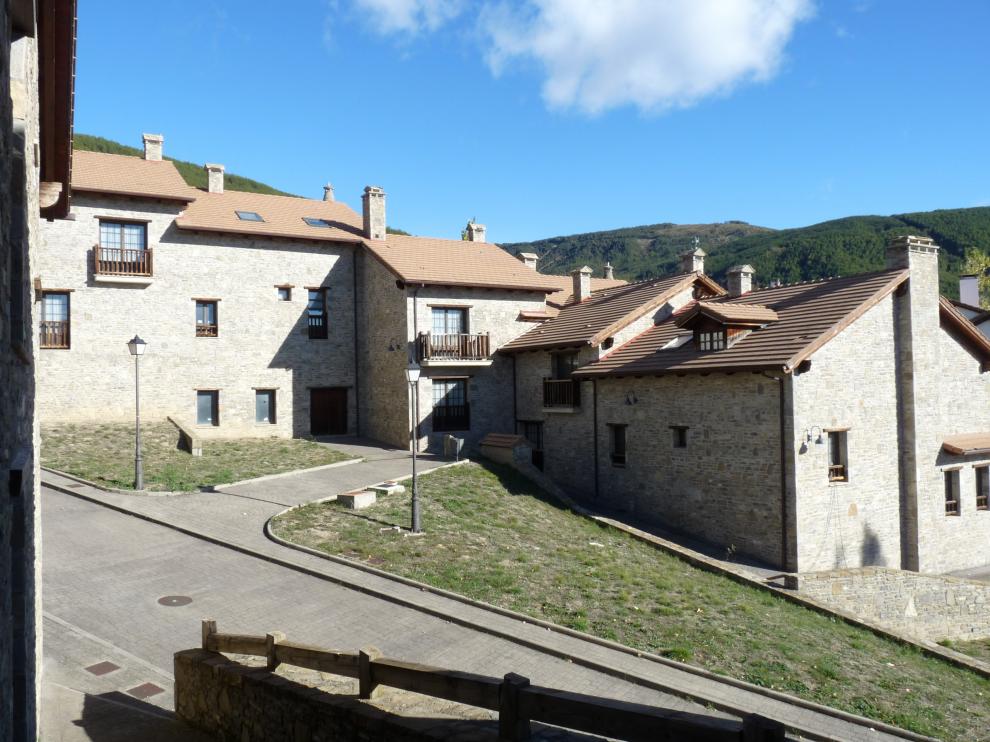 El complejo está formado por edificios de dos alturas y cuenta con 189 apartamentos