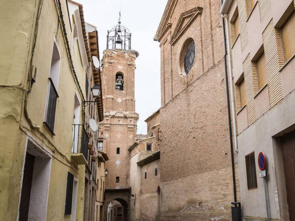 Calle de Pedrola, con la iglesia de Nuestra Señora de los Ángeles al fondo.