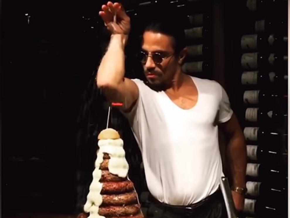 Salt Bae, el excéntrico cocinero al que visitan desde Maradona hasta Maduro