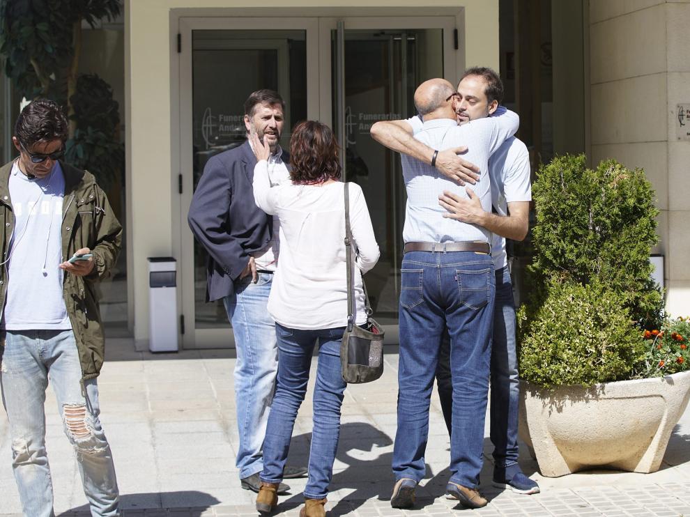 El presidente del CV Teruel, Carlos Ranera -de espalda-, recibe el abrazo de un amigo en el tanatorio