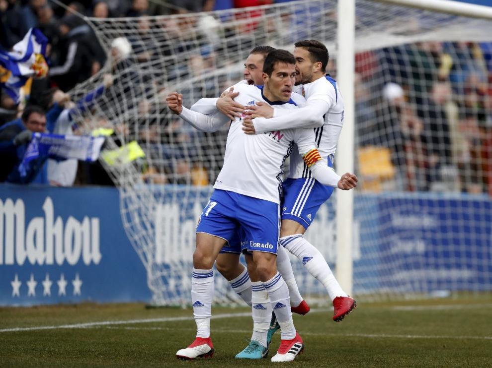 Zapater, abrazado por detrás por Ros (junto a Pombo), celebrando el gol que anotó el ejeano el año pasado en Alcorcón.