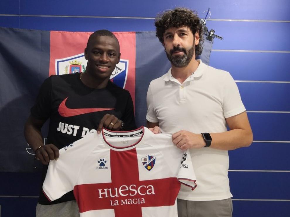 Juan Sebastián Peñaloza y el director deportivo azulgrana, Emilio Vega, hacen público el acuerdo entre el jugador y el Huesca.