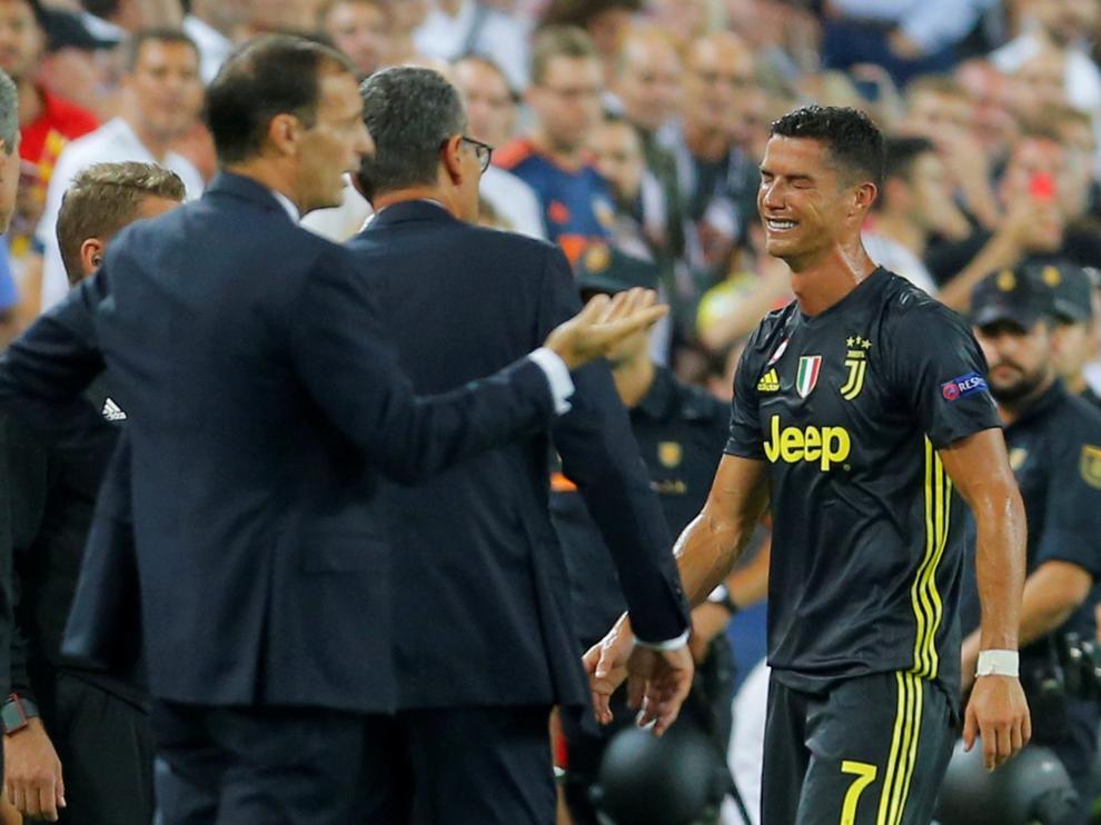Cristiano Ronaldo abandona el terreno de juego entre lágrimas.