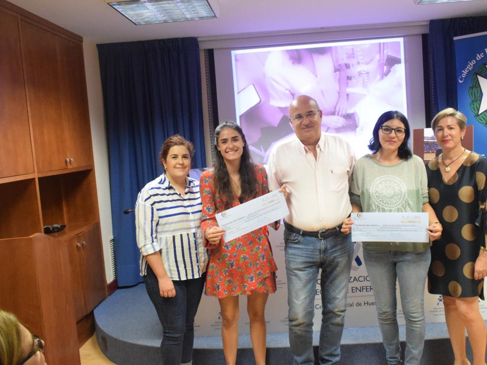 El presidente del Colegio, Juan Carlos Galindo, con las dos premiadas y varias participantes del concurso