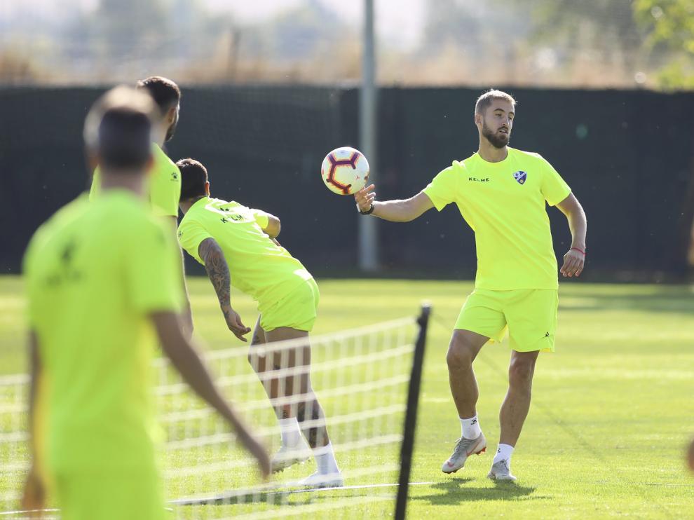 Jorge Pulido toca la pelota con la mano durante el entrenamiento matinal que el Huesca ha llevado a cabo este miércoles en el Instituto Montearagón.
