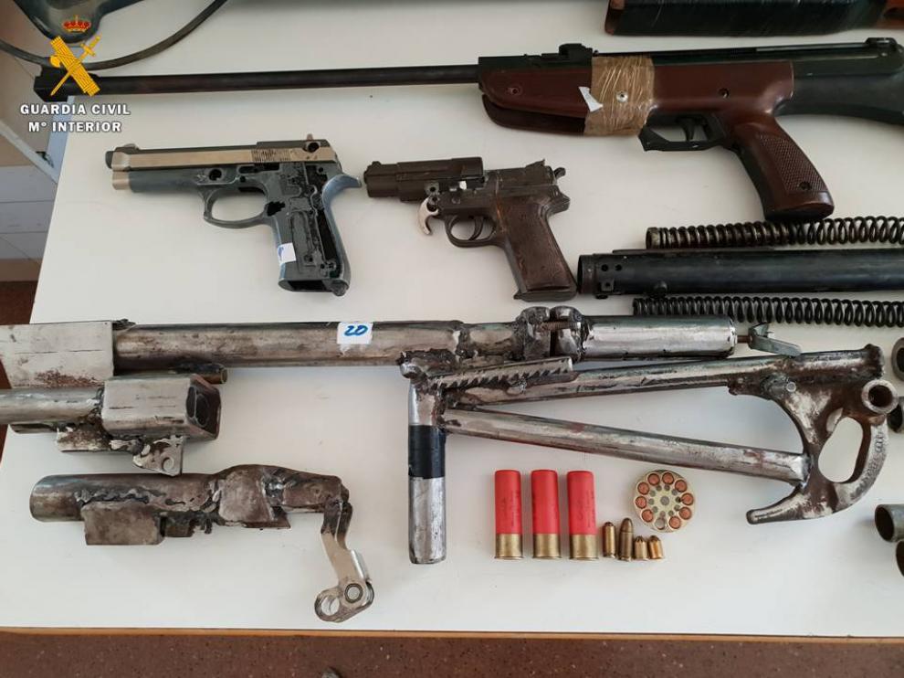 Foto de las piezas incautadas en la casa del detenido en El Sabinar.