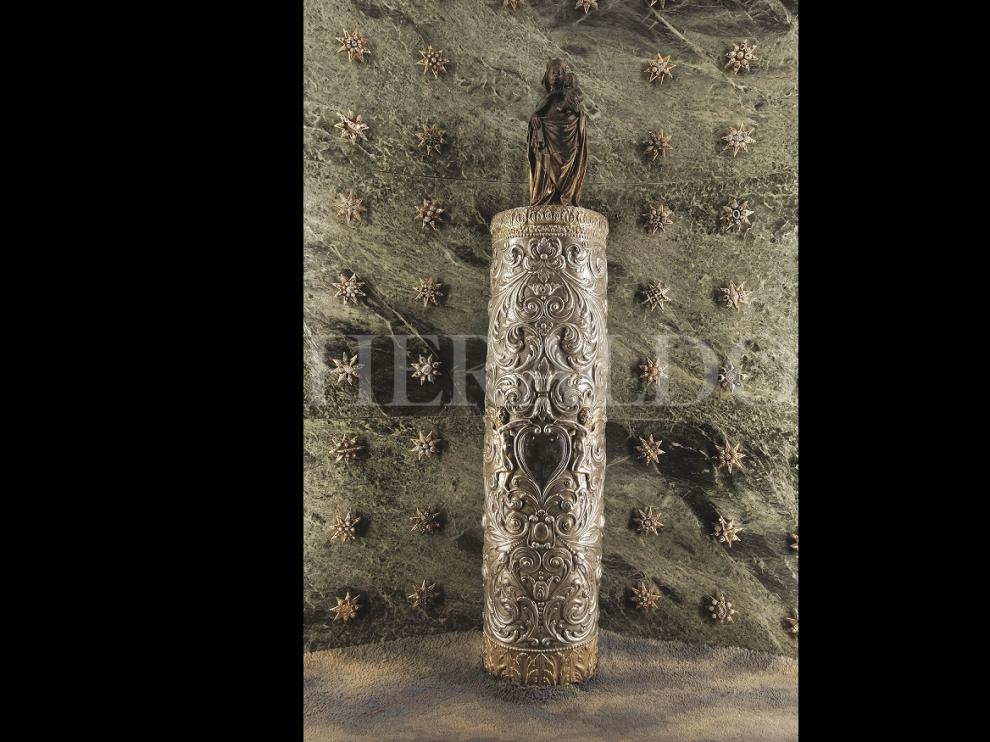 La Santa Columna con su funda de plata de caña alta, que cubre completamente la parte visible del Pilar