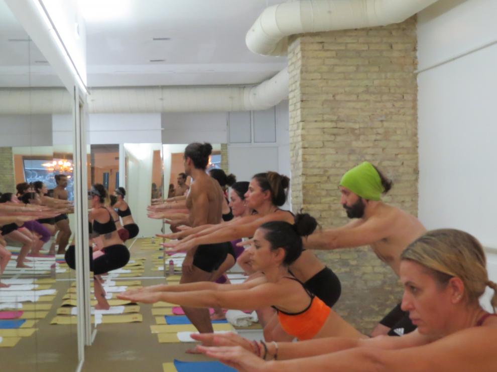 Clase de Bikram Yoga