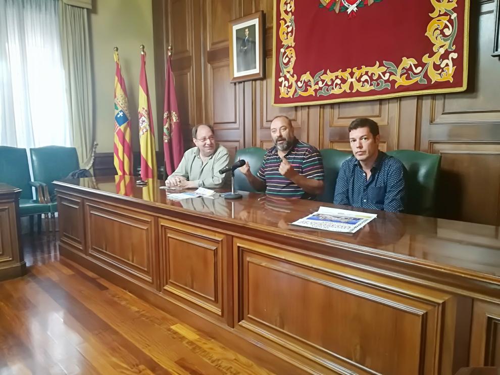 Julio Esteban, Jorge Moradell y Javier Domingo, durante la presentación del Campeonato de Aragón de Lanzamiento de Saco